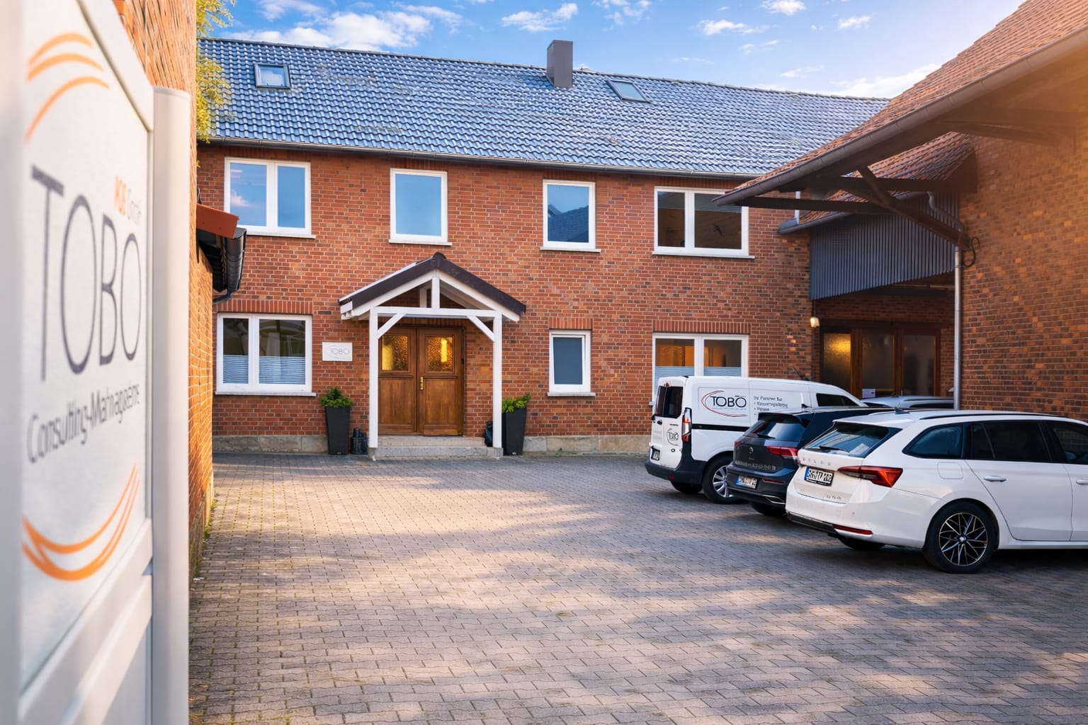 TOBO POS Zentrale in Rodenberg mit Servicefahrzeugen